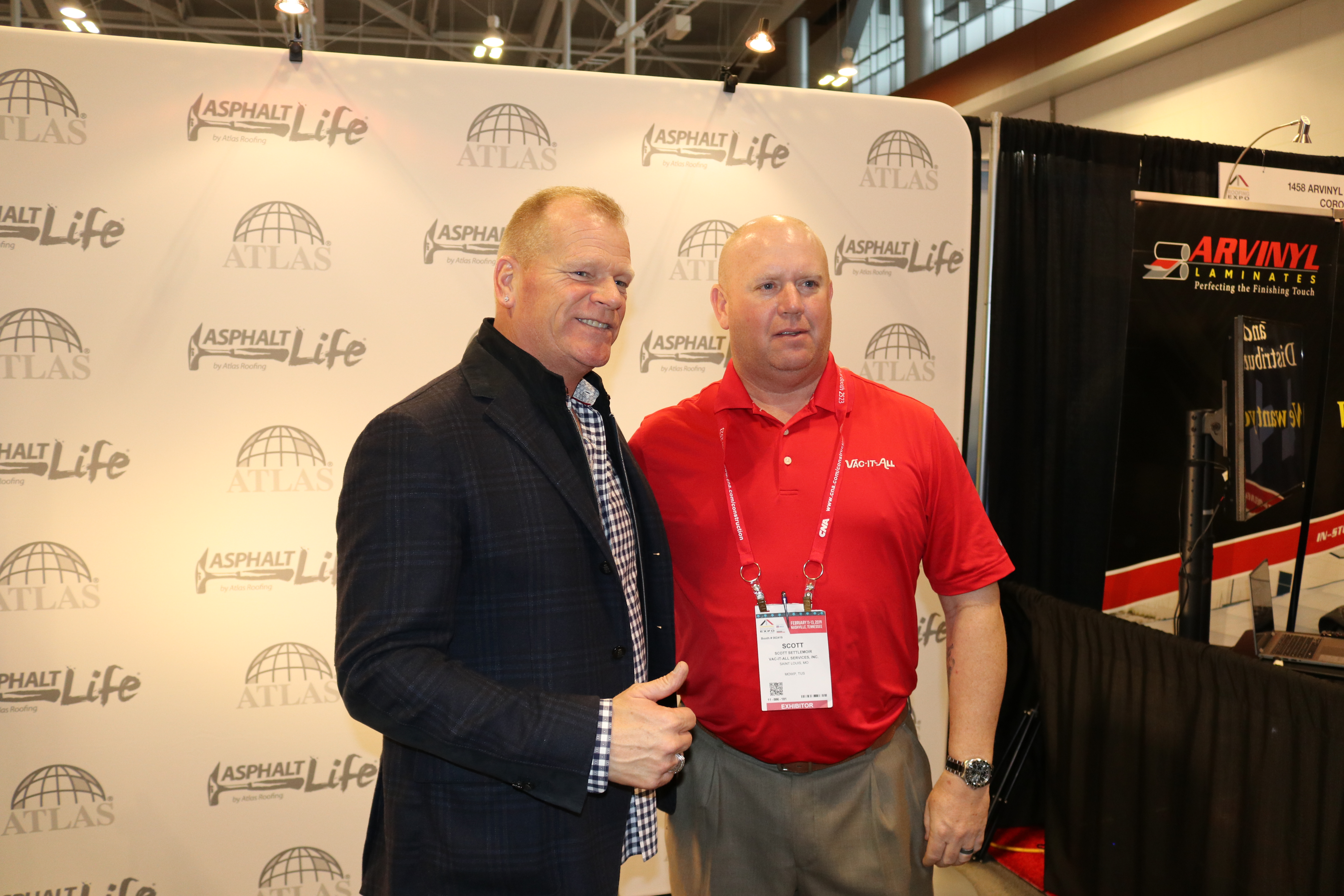 Mike Holmes photo op with IRE attendees